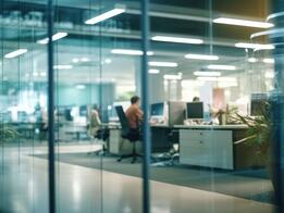 Modernes, optimal ausgeleuchtetes Büro.