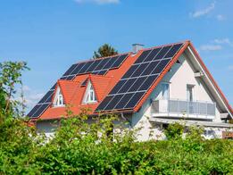 Solar-Installation auf Einfamilienhaus.