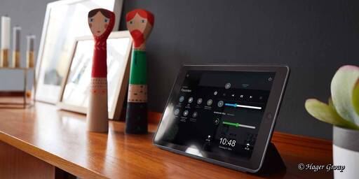 Steuerungs- und Visualisierungs-Software in Anwendung mit mobilem Endgerät.