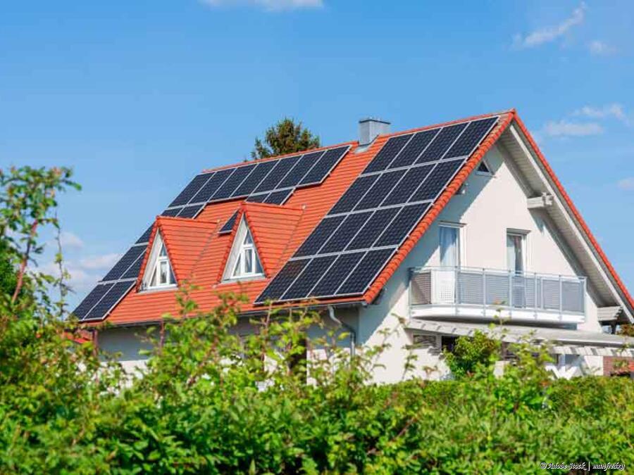 Solar-Installation auf Einfamilienhaus.