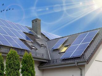 Photovoltaik-Anlage auf einem Hausdach. Photovoltaik-Anlage auf einem Hausdach.
