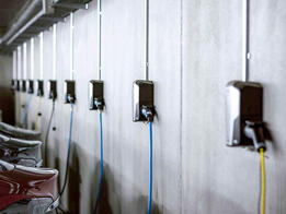 Mehrere Wallboxen in einer Tiefgarage – Ladelösung für Betrieb und Fuhrpark.