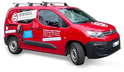Servicewagen unterwegs zur Wallbox-Installation beim Kunden vor Ort. Servicewagen unterwegs zur Wallbox-Installation beim Kunden vor Ort.